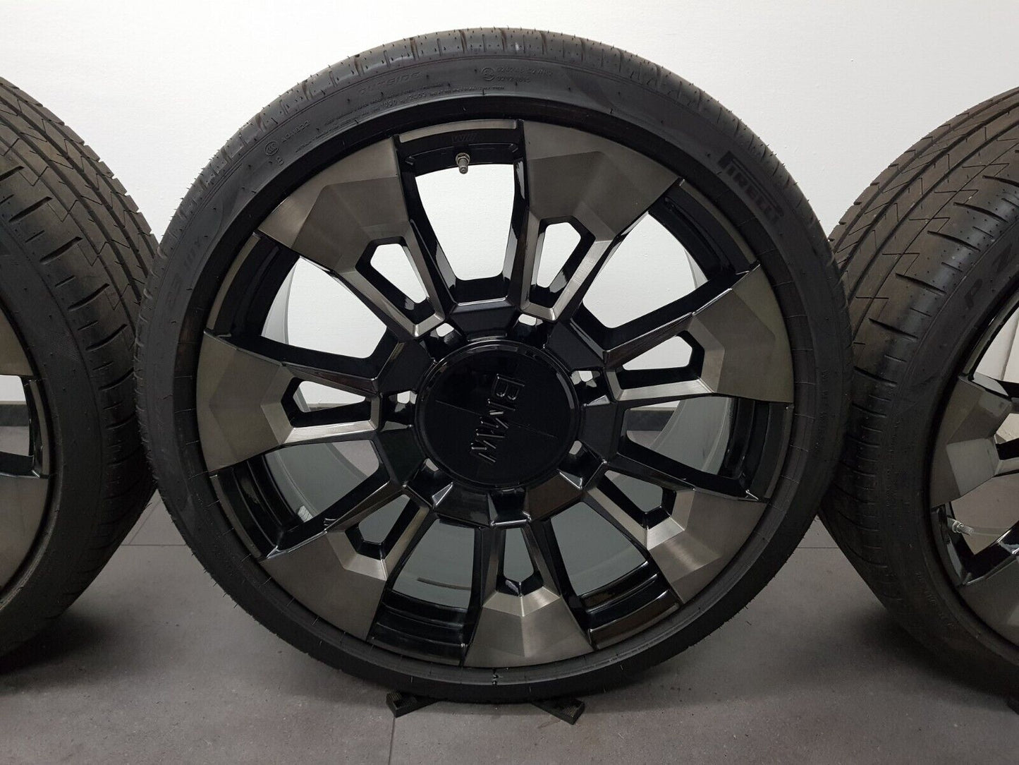 BMW XM G09 23 Zoll Felgen Styling M923 923M 6856021 6856022 Sommerreifen Pirelli