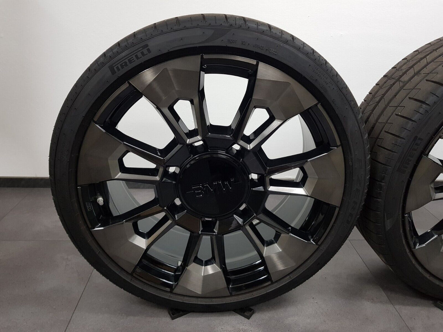BMW XM G09 23 Zoll Felgen Styling M923 923M 6856021 6856022 Sommerreifen Pirelli