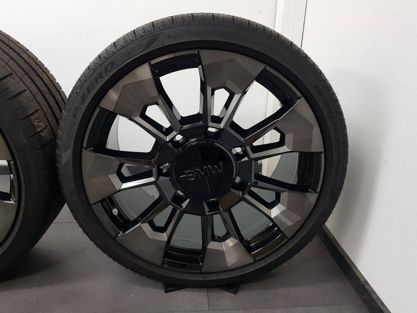 BMW XM G09 23 Zoll Felgen Styling M923 923M 6856021 6856022 Sommerreifen Pirelli