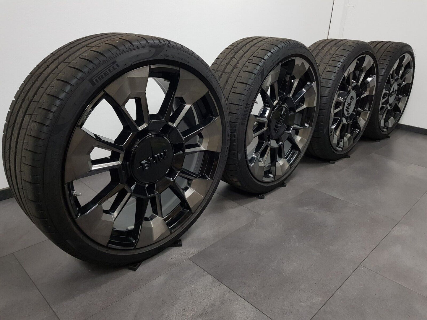 BMW XM G09 23 Zoll Felgen Styling M923 923M 6856021 6856022 Sommerreifen Pirelli