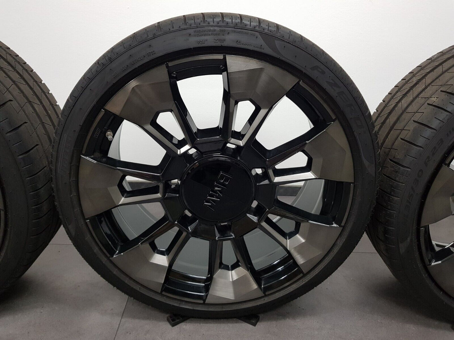 BMW XM G09 23 Zoll Felgen Styling M923 923M 6856021 6856022 Sommerreifen Pirelli