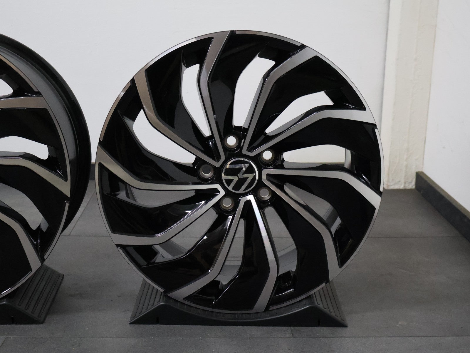 47061804